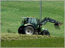 Danach wird die Fuhre mit diesem Deutz Traktor mit dem Frontlader auf dem Silo noch gleichmig verteilt und durch mehrere hin und her fahrten zusammengedrckt und die Nchste Fuhre kann entladen werden. 24.07.2012