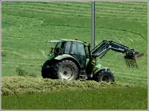 Danach wird die Fuhre mit diesem Deutz Traktor mit dem Frontlader auf dem Silo noch gleichm��ig verteilt und durch mehrere hin und her fahrten zusammengedr�ckt und die N�chste Fuhre kann entladen werden. 24.07.2012