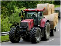 CASE 150 mit einer Ladung Strohrundballen auf dem Hnger unterwegs am 31.07.2012. 