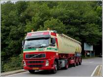 Volvo FH Tanksattelzug auf einer schmalen Landstrasse unterwegs am 31.07.2012.