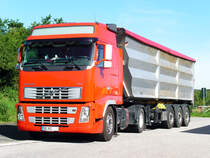 1.8.12/ Volvo FH 440 in Kipperausfhrung - seine Fahrt hat er auf dem Rastplatz Sauerland unterbrochen..