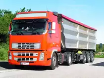 1.8.12/ Volvo FH 440 in Kipperausf�hrung - seine Fahrt hat er auf dem Rastplatz Sauerland unterbrochen..