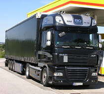 23.7.12 / DAF XF 105.410..hier mal ganz in schwarz beim Tankstopp...