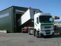 Renault Kipper,am 03.August 2012,vor einer Lagerhalle in Bergen/R�gen.