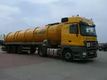 Mercedes Silo-LKW,am 02.August 2012,auf einem Parkplatz vor einem Supermarkt in Bergen/R�gen.