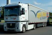 Renault - Zugmaschine des Vermieters  NUTZLAST  steht mit Auflieger am Rasthof Lehnerz, August 2012