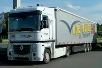 Renault - Zugmaschine des Vermieters  NUTZLAST  steht mit Auflieger am Rasthof Lehnerz, August 2012