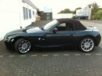BMW Z4 2,5i mit M-Paket auf einem Parkplatz in Duisburg-Rumeln.   Farbe: British Racing Green.