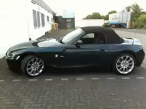 BMW Z4 2,5i mit M-Paket auf einem Parkplatz in Duisburg-Rumeln.   Farbe: British Racing Green.
