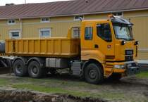 LKW SISU R500. Sisu Auto ist ein finnischer Hersteller von schweren Lastkraftwagen. Seinen Namen erhielt das Unternehmen nach dem finnischen Wort sisu, das in etwa „Kraft“, „Beharrlichkeit“ oder „Ausdauer“ bezeichnet und in Finnland ein wichtiges identittsstiftendes Konzept ist. Angetroffen am17.06.2012 in Raahe/Finnland  