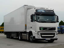 Volvo FH 460 mit Khlauflieger aus Ungarn bei der Pause auf dem Rasthof Ellwangen, 27.05.2012