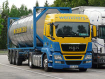 MAN TGS 18.400 mit einem Tankcontainer von  Wemmers  / Tschechien verbringt das Wochenende auf der Rastanlage Ellwanger Berge, 27.05.2012 