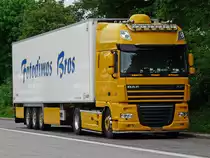 Der DAF XF 105.510 mit K�hlauflieger von  Fotodimos Bros  aus Griechenland hat seine Fahrt f�r eine kurze Pause auf der Rastanlage Ellwanger Berge unterbrochen, 27.05.2012 
