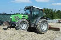 Deutz Agroplus vom Friesenhof wartet auf den nchsten Einsatz, August 2012