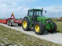 John Deere 6900 als Transportfahrzeug fr einen Absetzcontainer, August 2012