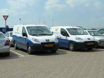 2 x Peugeot stehen an der Nordseekste, August 2012