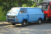 Volkswagen Transporter, stand in Detmold gegenber eines Autoentsorgers.
Aufgenommen im Januar 2012, der Wagen ist bestimmt schon im Export gelandet.