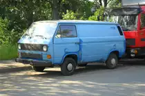 Volkswagen Transporter, stand in Detmold gegen�ber eines Autoentsorgers.
Aufgenommen im Januar 2012, der Wagen ist bestimmt schon im Export gelandet.