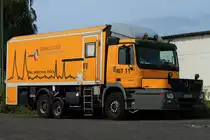  Hauber -Actros 2036, ein Zweiwege-Schienenpr�ffahrzeug der Firma Eurailscout aus Berlin am 05.08.2012 in Aachen West. Unter der  Haube  des Rail Inspection Truck befindet sich die Ultraschalltechnik, mit der die Schienenwege auf Fehler untersucht werden.