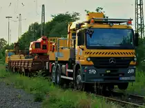 Aufgegleistes Actros 3346 Zweiwegefahrzeug mit Wechselbr�ckenaufbau am 23.06.2012 in Aachen West.