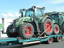 Fendt 718 unterwegs zu seinem k�nftigen Arbeitsplatz, stehend auf einen Transporter der Spedition Ziegler, August 2012