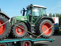 Fendt 411 unterwegs zu seinem k�nftigen Arbeitsplatz, stehend auf einen Transporter der Spedition Ziegler, August 2012