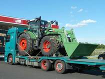 Fendt unterwegs zu seinem k�nftigen Arbeitsplatz, stehend auf einen Transporter der Spedition Ziegler, August 2012