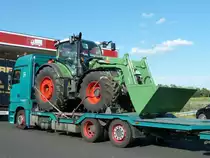 Fendt unterwegs zu seinem k�nftigen Arbeitsplatz, stehend auf einen Transporter der Spedition Ziegler, August 2012