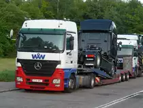 MB Actros MP2 1846 von  Wallenius Wilhelmsen Logistics  beladen mit einer Scania Zugmaschine verbringt das Pfingstwochenende auf einem Parkplatz an der BAB 6, 28.05.2012