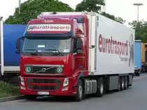Volvo FH 500 mit K�hlauflieger von  eurotrasporti  aus der Slowakei bei der Pause auf der Rastanlage Frankenh�he, 28.05.2012