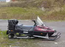 Ein Schneemobil Rotax 600 parkt im Sommer in Schweden am 25.06.2012.