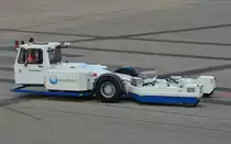 Flugzeugschlepper in Rovaniemi/Finnland 22.06.2012.