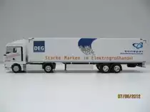 Eigenbau MAN TGX XLX mit Kofferauflieger nach Vorbild der Spedition wandt.
Ma�stab: 1:87