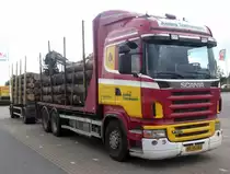 Scania R500 der Firma ''Auning Traetransport'' (D�nemark), in Rostock am 7.8.2012