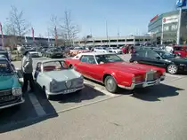 Ein kleines Goggomobil neben einem Cadillac Schlachtschiff gesehen in Ludwigsburg bei der 10. Oldtimersternfahrt | Saisonauftakt am 01.04.2012