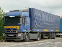MB Actros MP3 1841 mit Pritschenauflieger von  Munsberg  abgestellt in einem N�rnberger Industriegebiet, 04.06.2012