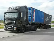 Iveco Stralis 450 mit Containerauflieger abgestellt im N�rnberger Hafengebiet, 04.06.2012