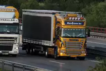 Ein Scania R von  Mantrans  aus den Niederlanden �berholt einen t�rkischen DAF-Sattelzug auf der BAB 6 zwischen Crailsheim und Kirchberg, 07.08.2012 