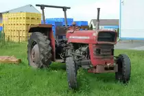 MF eines Traktorensammlers in Nordholz - scharf bewacht, Juli 2012