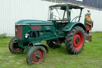 Hanomag Perfekt eines Traktorensammlers in Nordholz - steht unter kriegerischer Aufsicht, Juli 2012