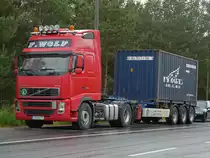 Volvo FH12 460  F. Wolf  mit Containerauflieger bei der Pause im N�rnberger Hafengebiet, 04.06.2012