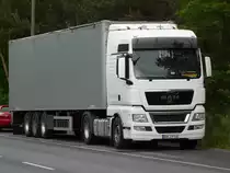 MAN TGX mit Schubbodenauflieger wartet im N�rnberger Hafengebiet auf seinen n�chsten Einsatz, 04.06.2012