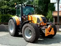 Claas Arion in Kommunallackierung steht bei einem Landmaschinenh�ndler zur Abholung, 