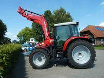 MF 5440 wartet auf seinen ersten Arbeitseinsatz, August 2012