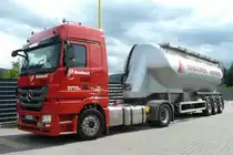 MB Zugmaschine der Spedition R�DEBUSCH steht mit einem Siloauflieger in Schlitz, August 2012