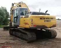 New Holland Kobelco E215B , aufgenommen im Rostocker �berseehafen am 9.8.2012