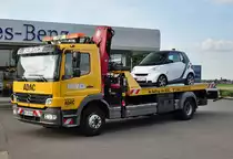 MB 1323 Abschleppfahrzeug im Auftrag des ADAC mit Smart auf der Ladefl�che - Euskirchen 04.07.2012