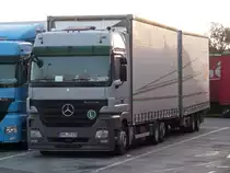 MB Actros MP2 2544 Tandem-H�ngerzug von  T&P  abgestellt auf der Rastanlage N�rnberg/Feucht, 07.06.2012