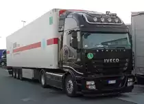Iveco Stralis 560 mit K�hlauflieger von  Corsi  aus Italien hat die Nacht auf der Rastanlage N�rnberg/Feucht verbracht, 07.06.2012