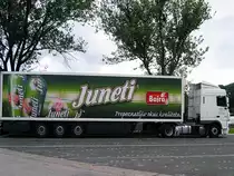 August 2012 / die Seitenansicht vom DAF XF 105. 460 wurde aufwendig gestaltet...gesehen an der A 45